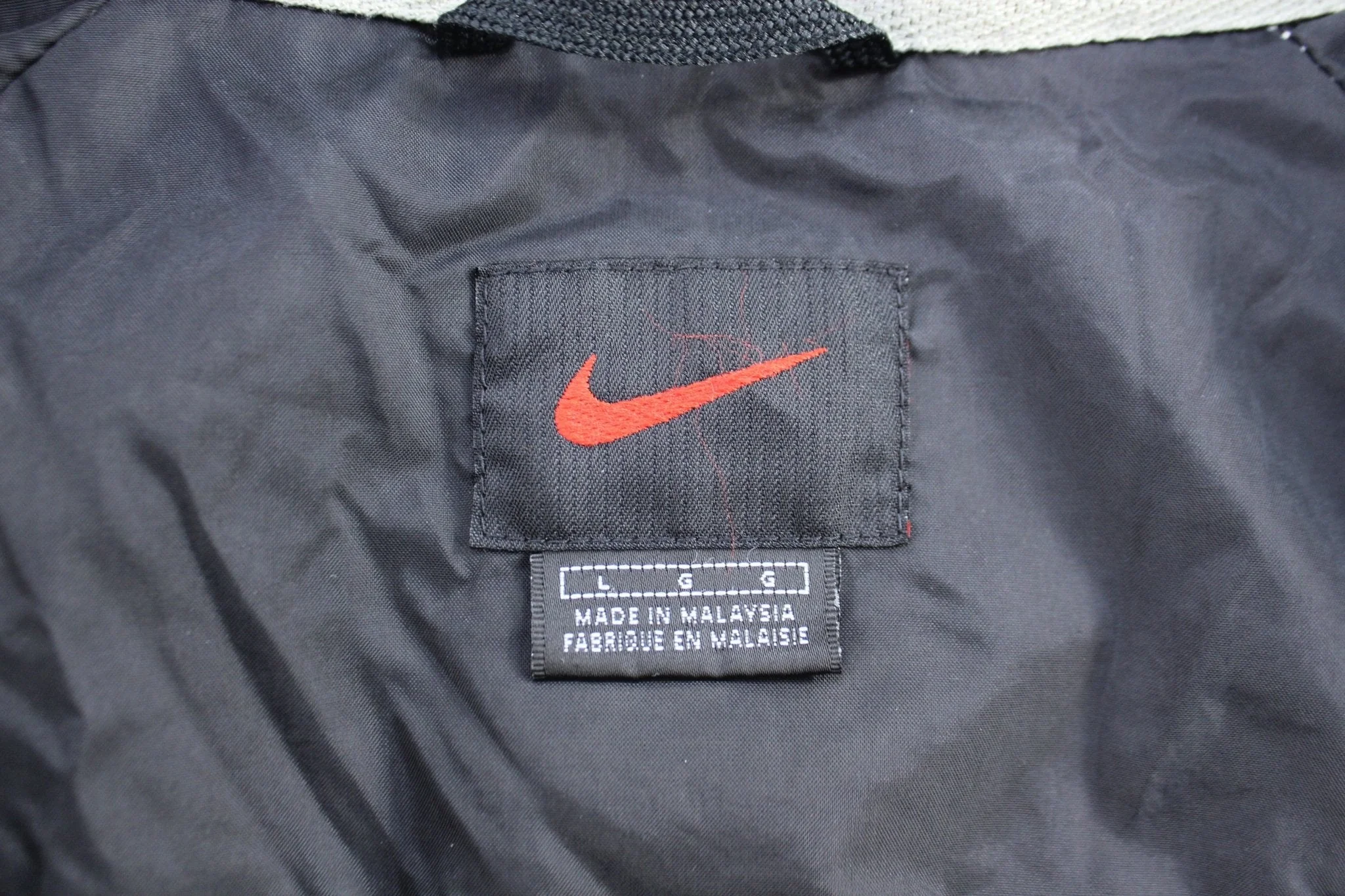2000s Nike Embroidered Logo Grey, Black, & White Zip Up Jacket - Image 3