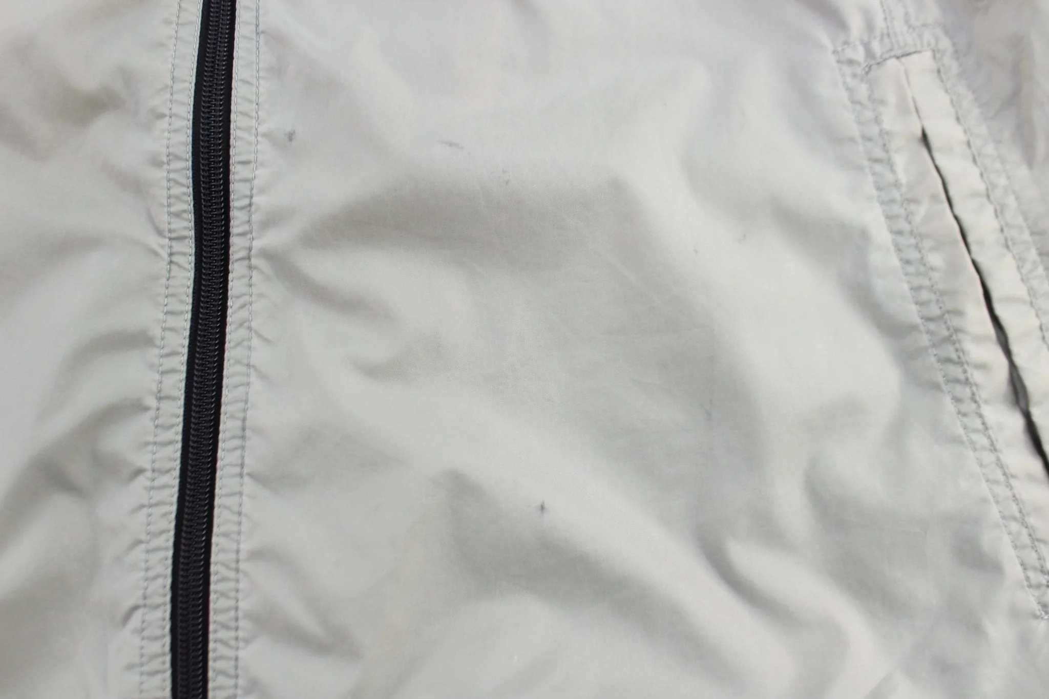 2000s Nike Embroidered Logo Grey, Black, & White Zip Up Jacket - Image 5