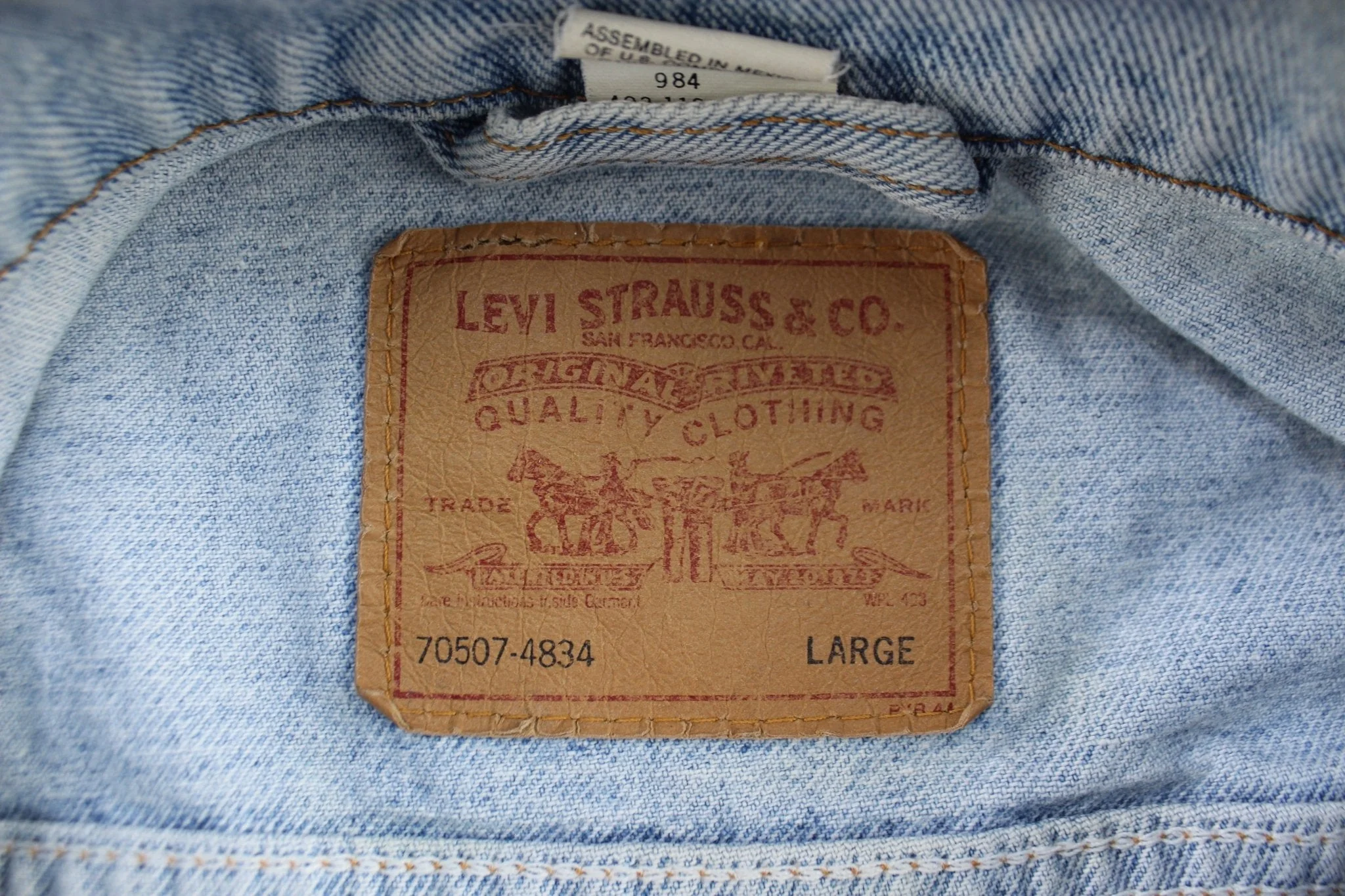 90's Levi's Light Wash Art Denim Jacket - Image 3