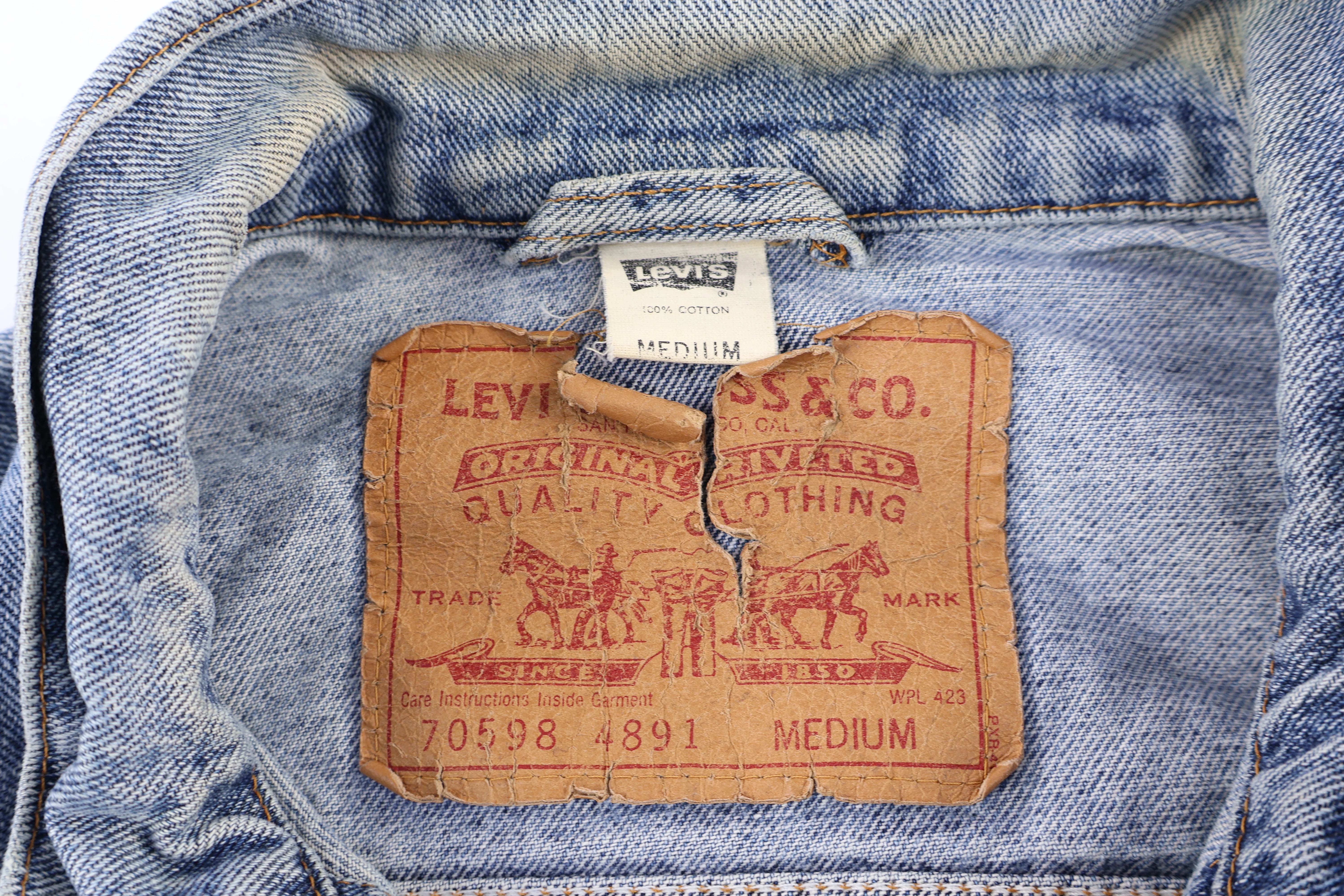 90's Levi's Light Wash Denim Jacket - Image 3