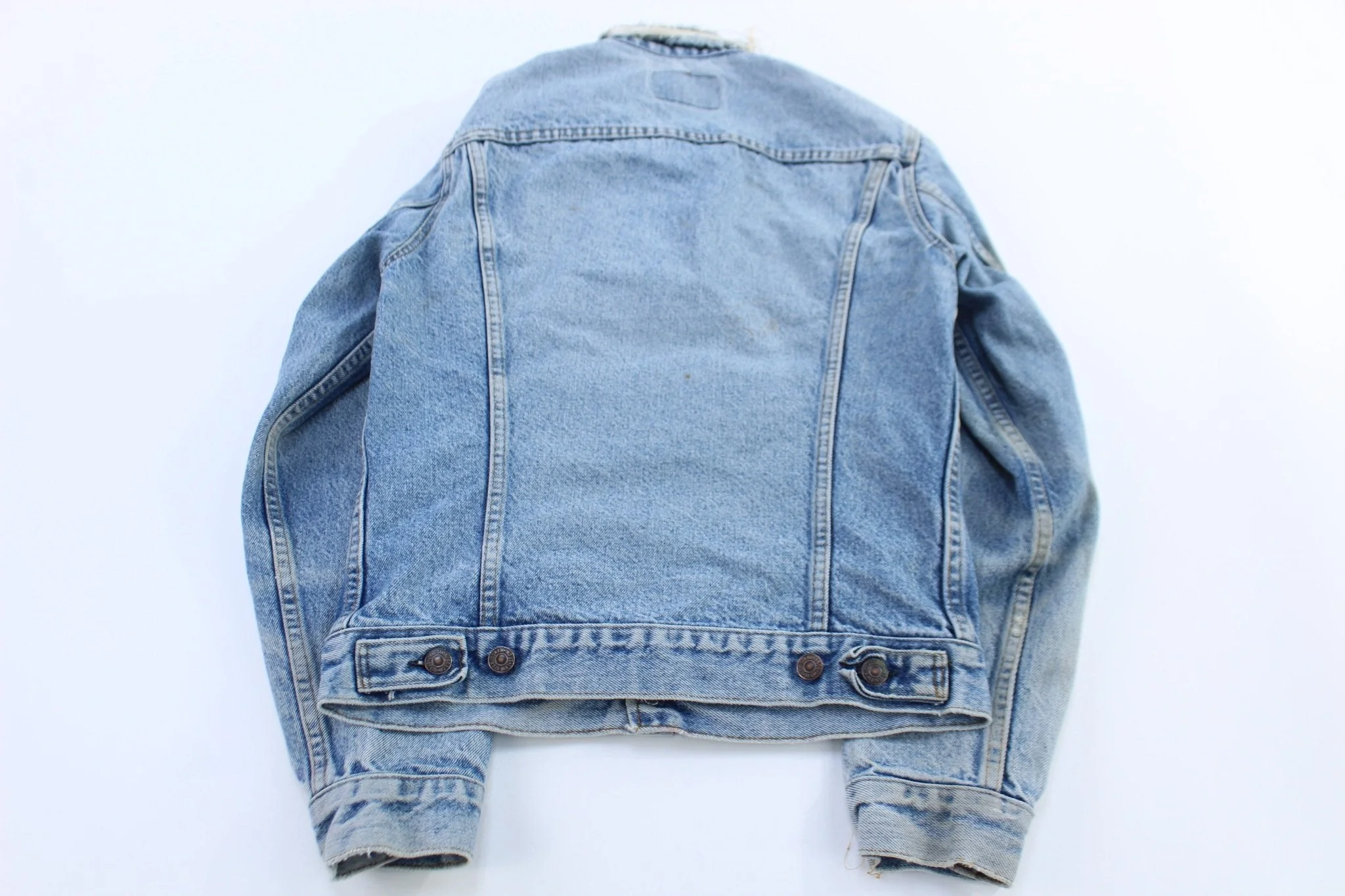 90's Levi's Light Wash Denim Trucker Jacket - Image 2