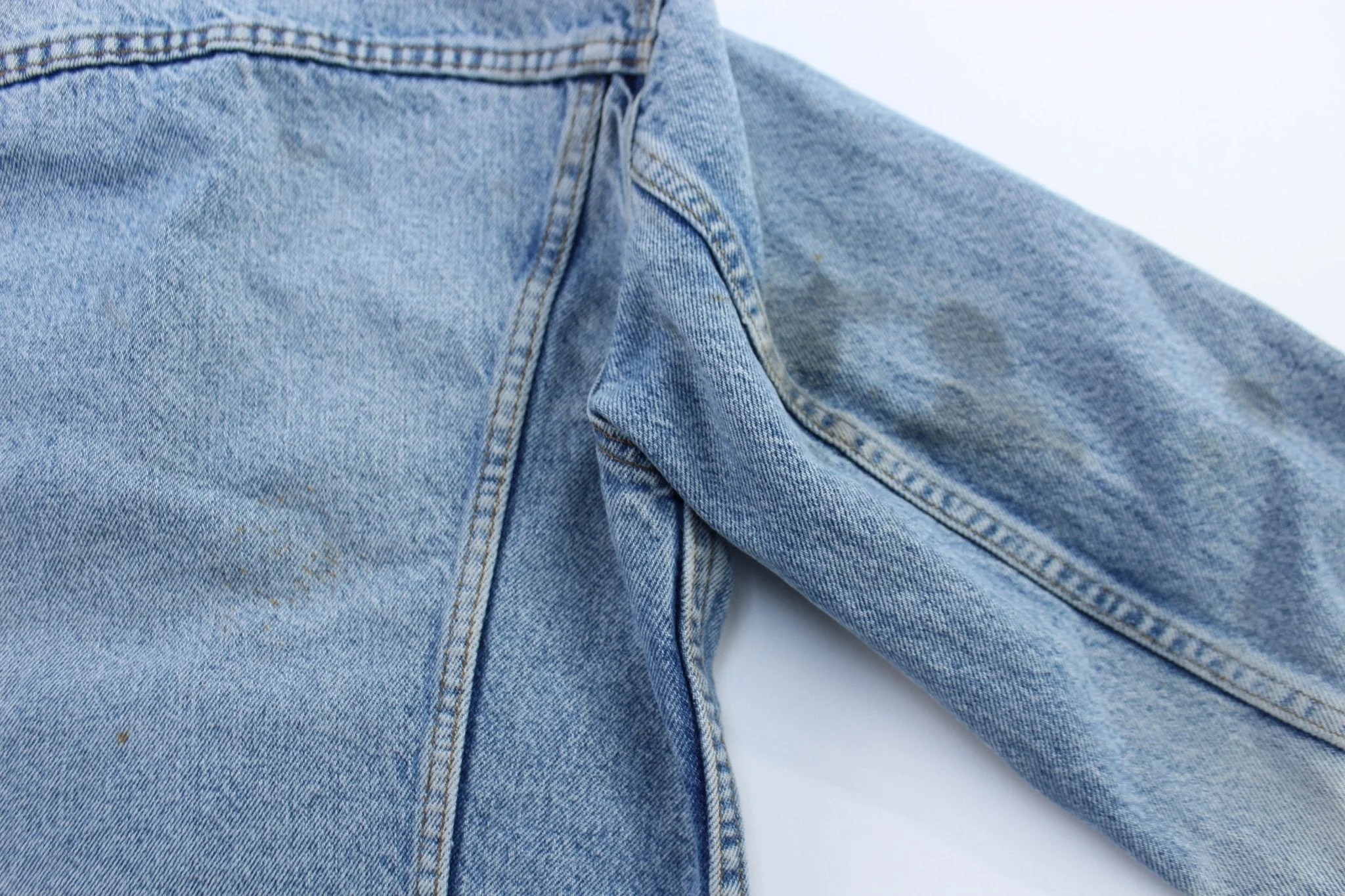 90's Levi's Light Wash Denim Trucker Jacket - Image 4