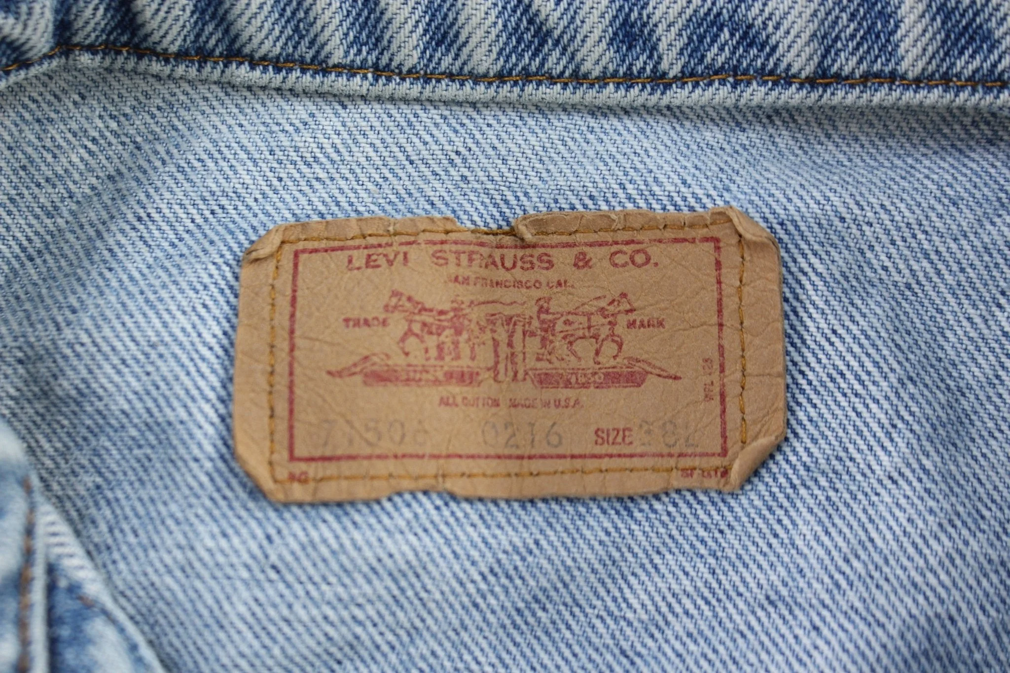 90's Levi's Light Wash Denim Trucker Jacket - Image 5