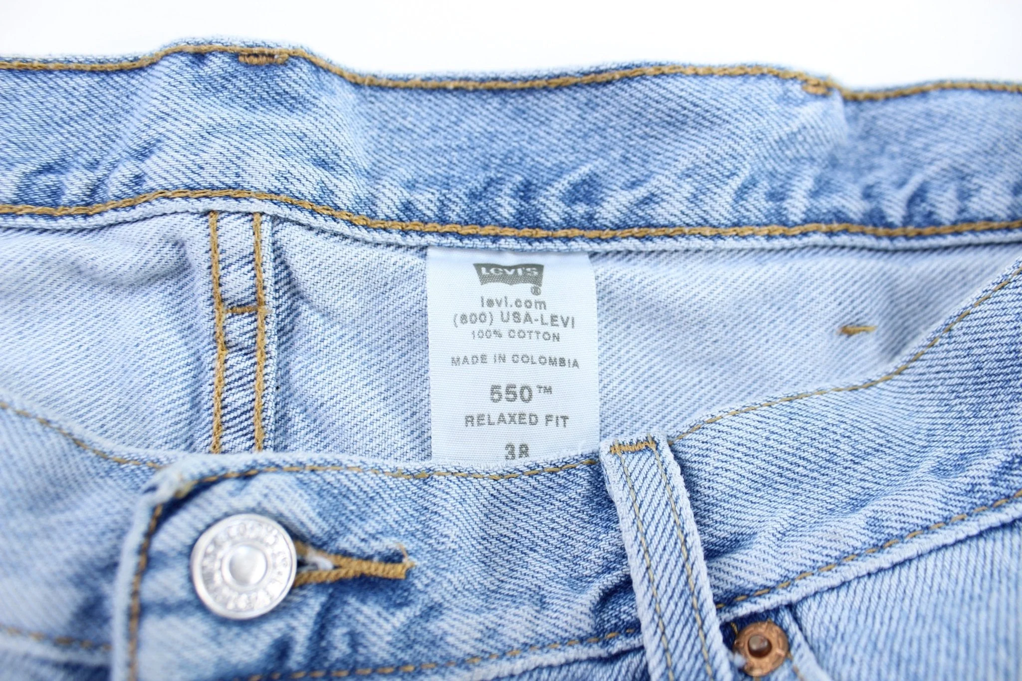 Levi's 550 Light Wash Denim Shorts - Image 3