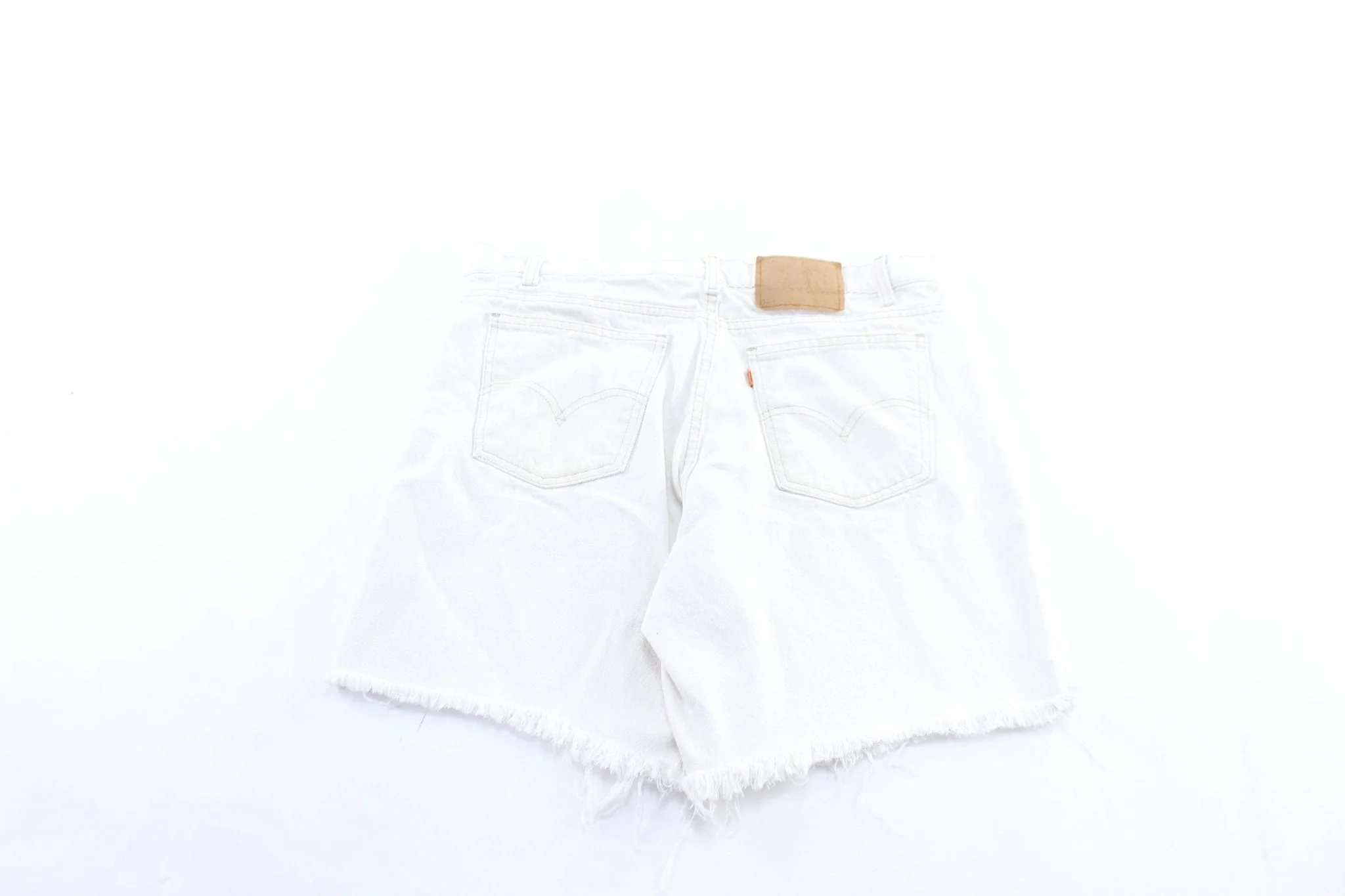Levi's 550 White Denim Shorts - Image 2