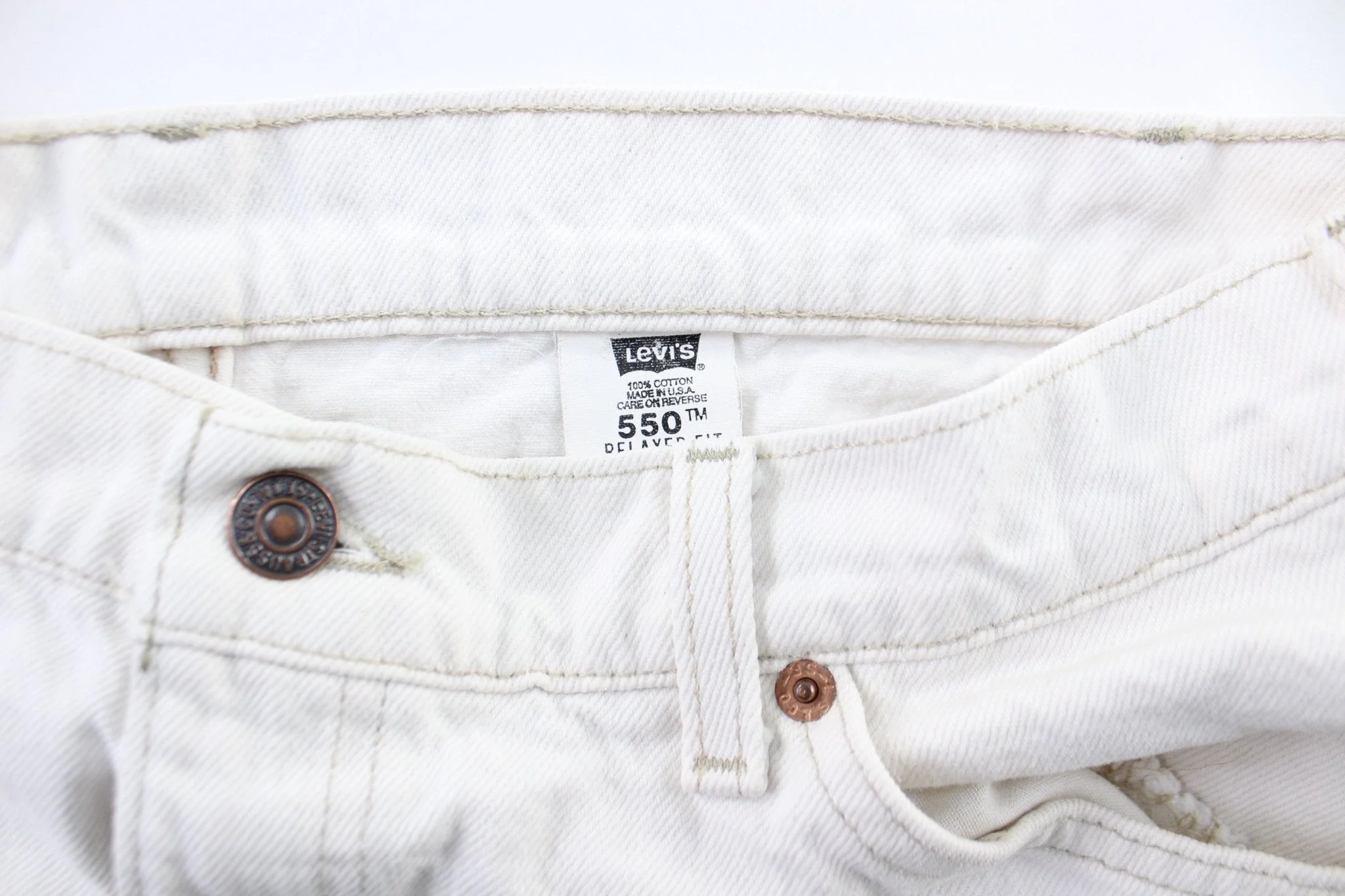 Levi's 550 White Denim Shorts - Image 3