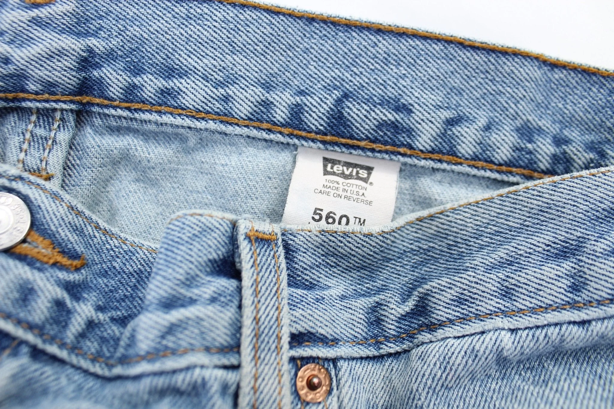 Levi's 560 Light Wash Denim Jeans - Image 4