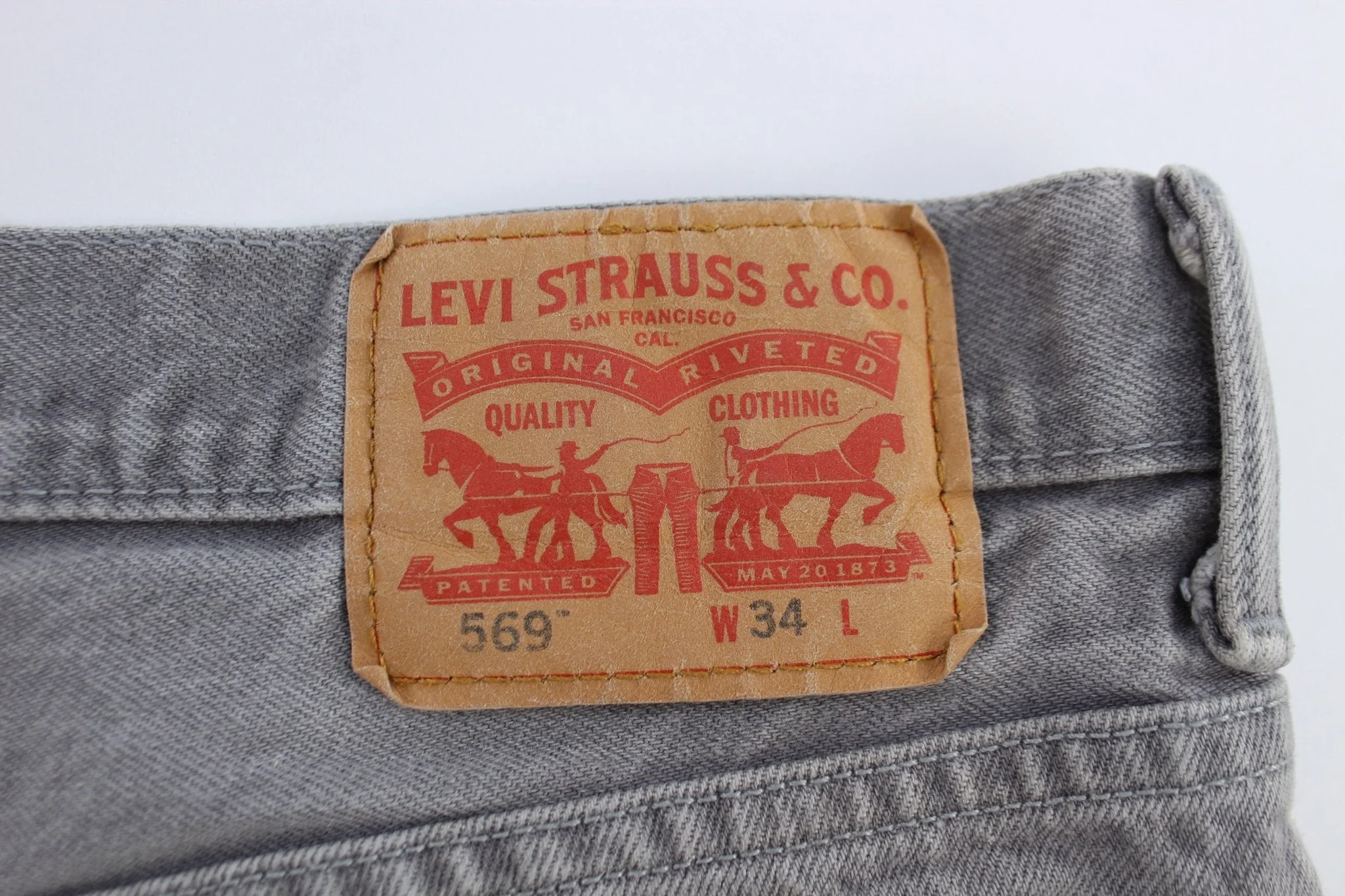 Levi's 5669 Grey Wash Denim Shorts - Image 3