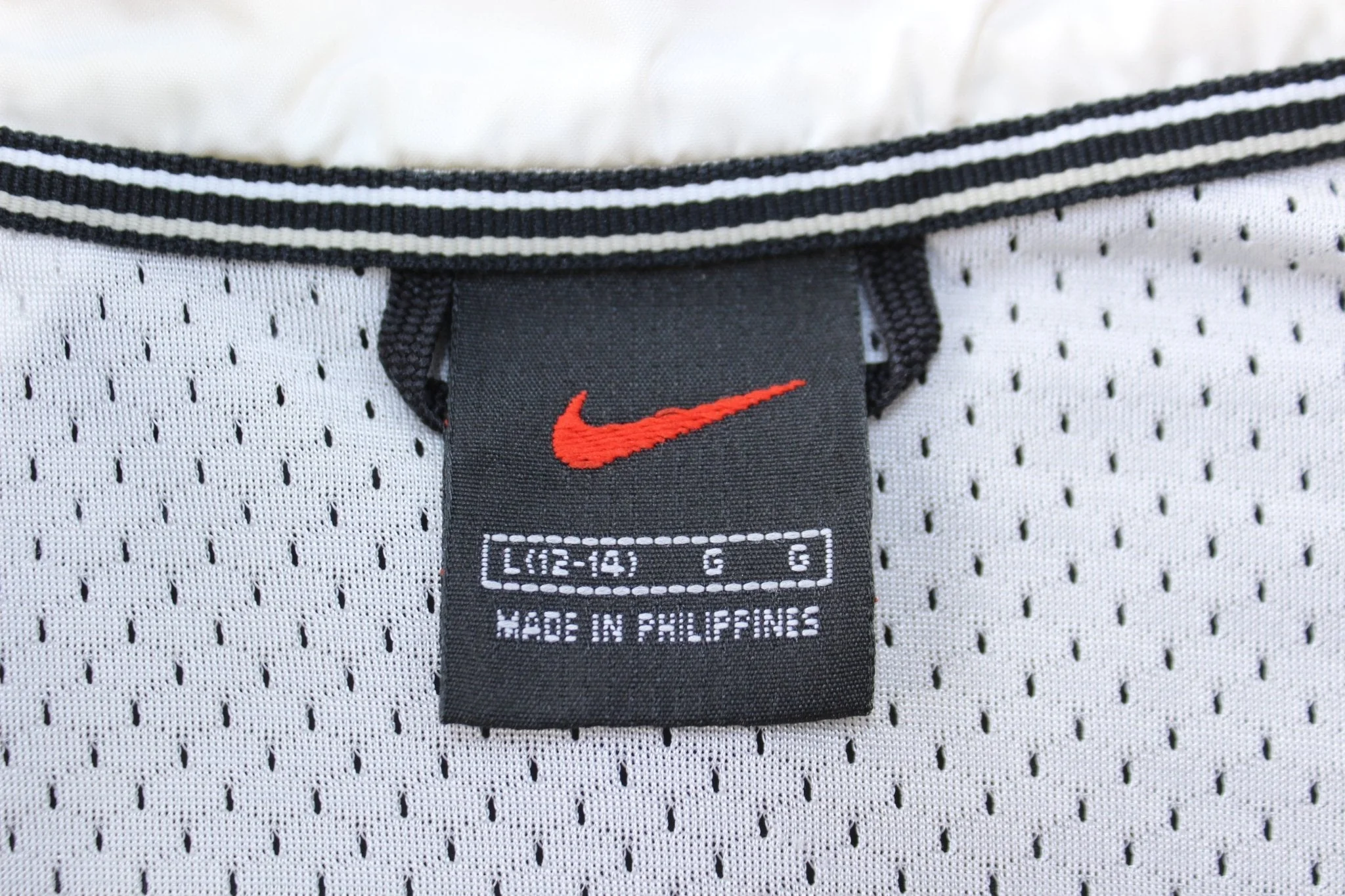 90’s Women's Vintage Nike Embroidered Logo Black & White Jacket - Image 3