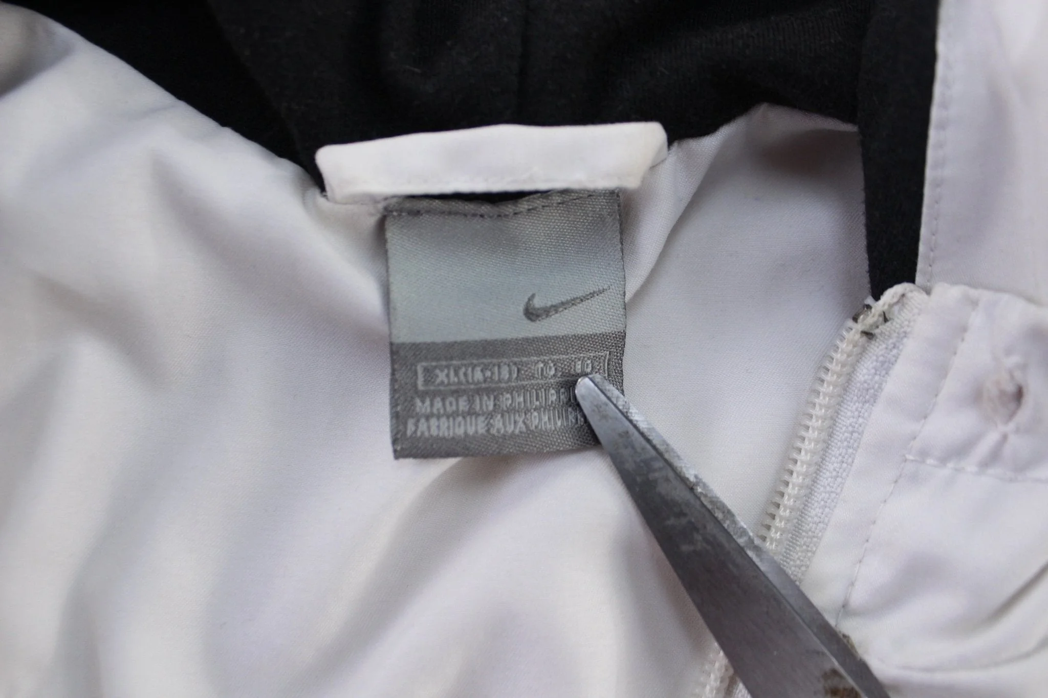 Women's Y2K Nike Embroidered Logo White & Black Zip Up Jacket - Image 4