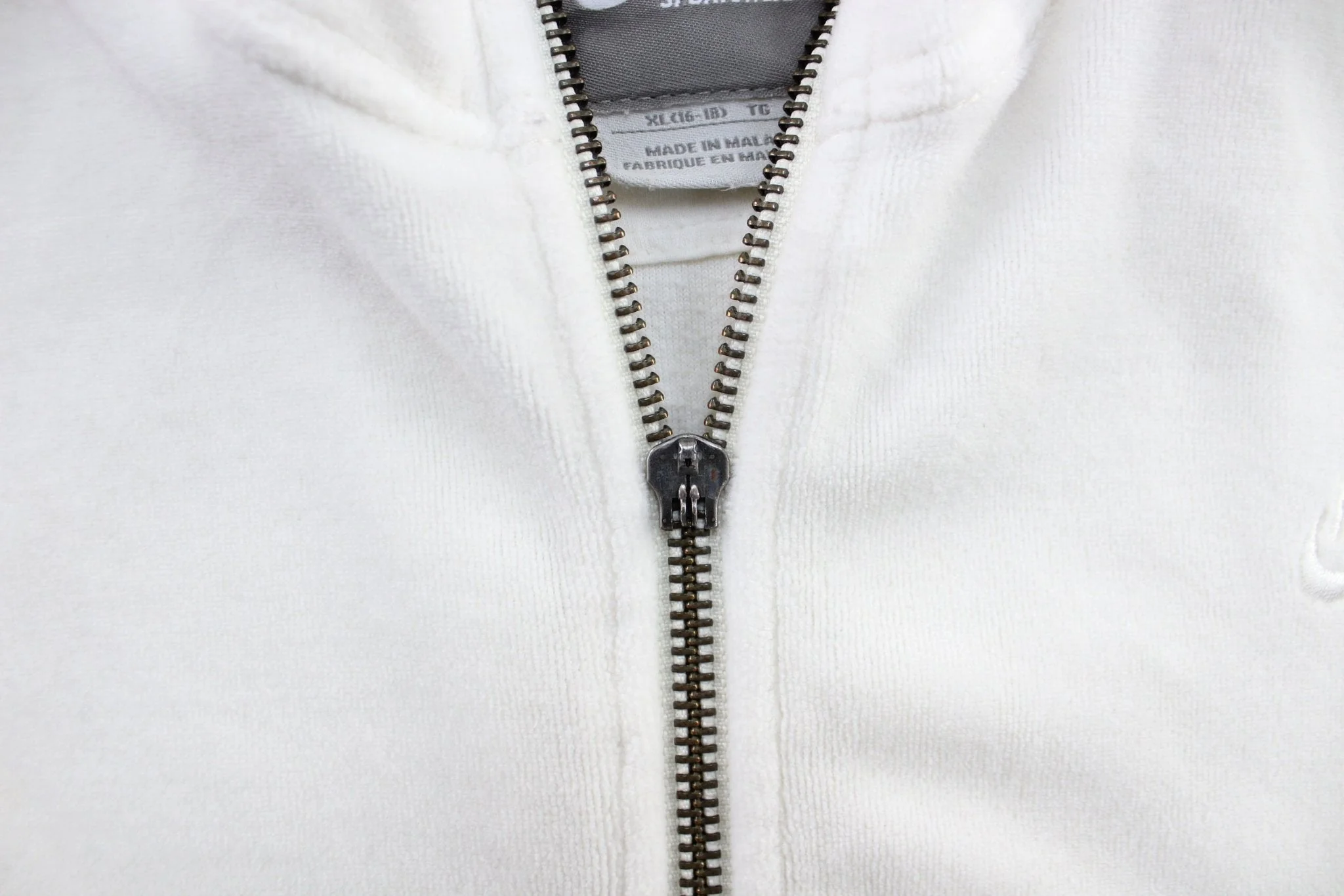 Women's Y2K Nike Embroidered Logo White Zip Up Jacket - Image 3