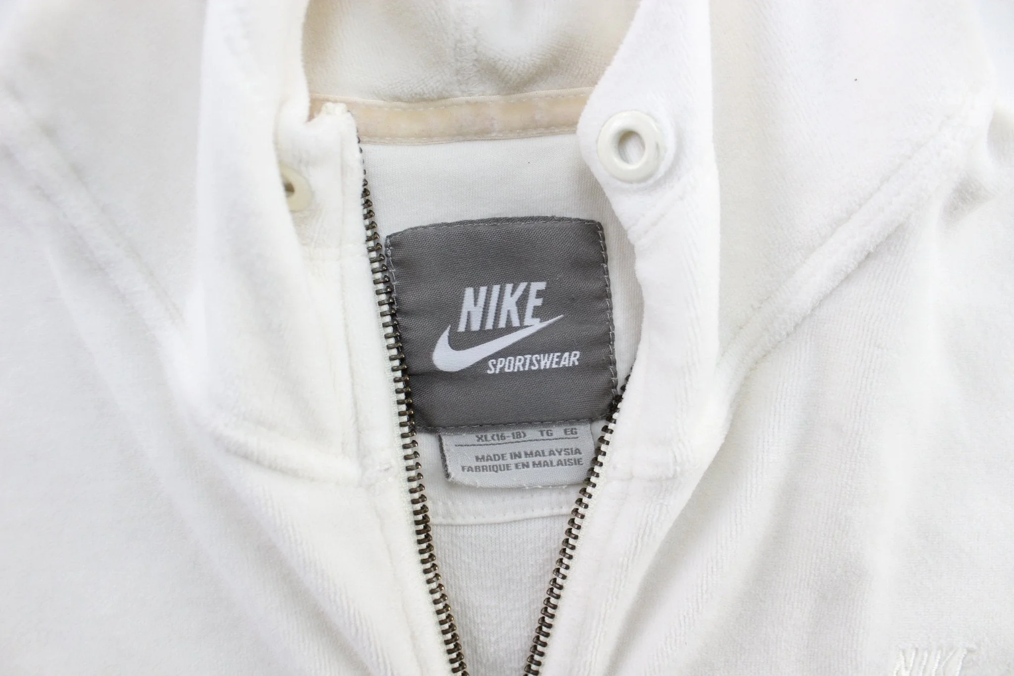 Women's Y2K Nike Embroidered Logo White Zip Up Jacket - Image 4